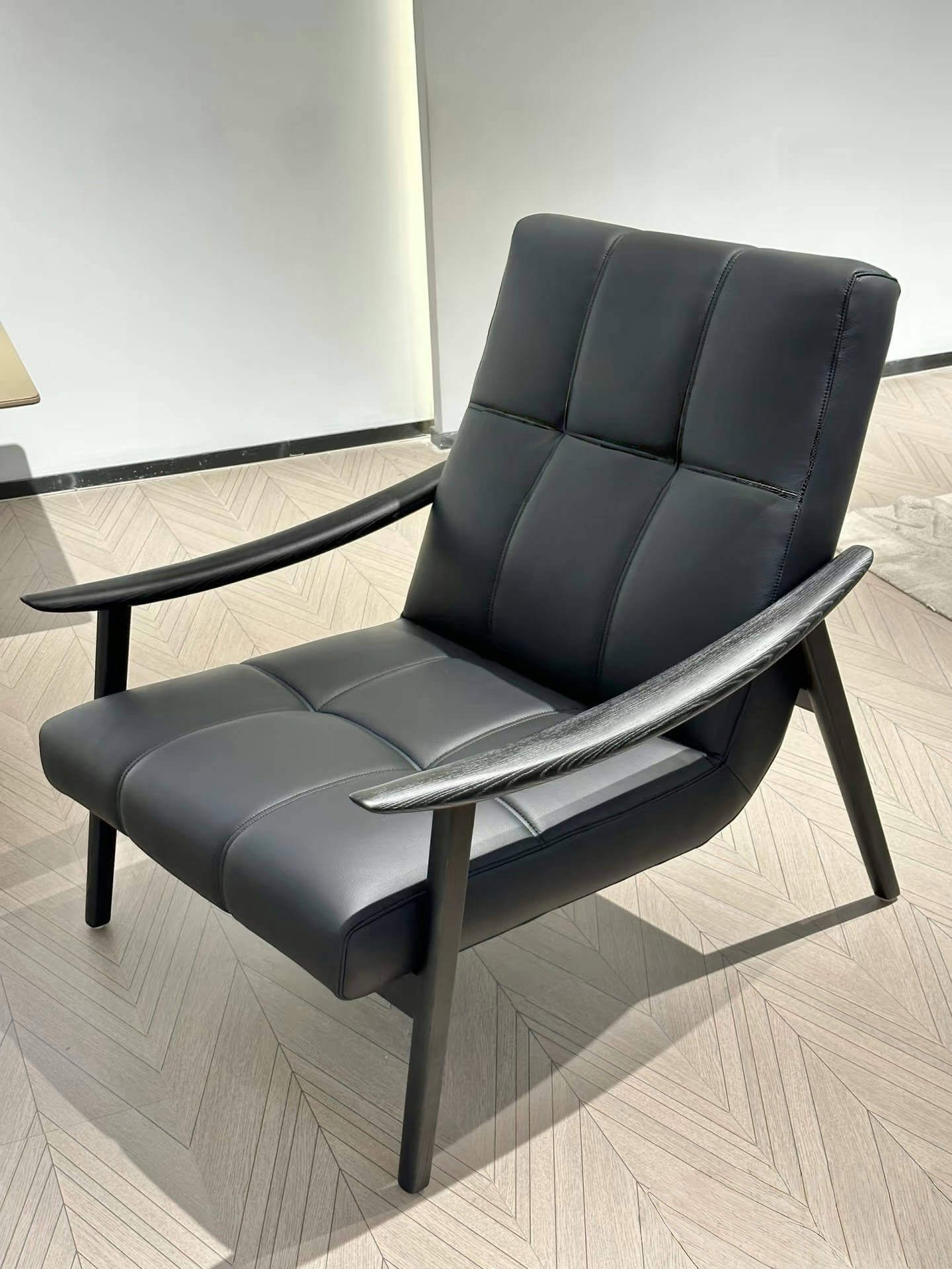 Fynn Recliner ｜The recliner with a headrest is so comfortable.
