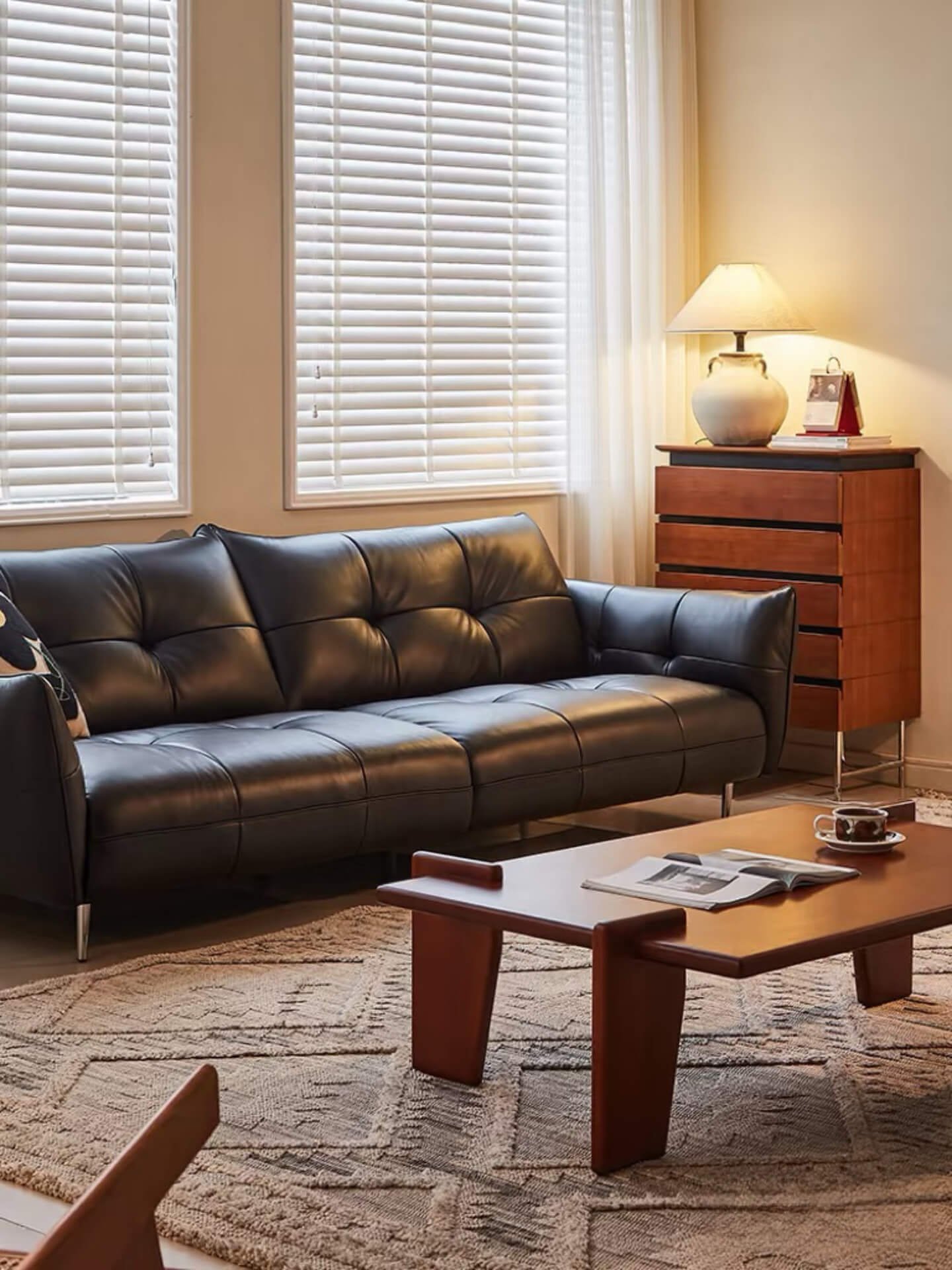 Nice~ A black leather sofa is truly the eye-catching centerpiece of the living room!