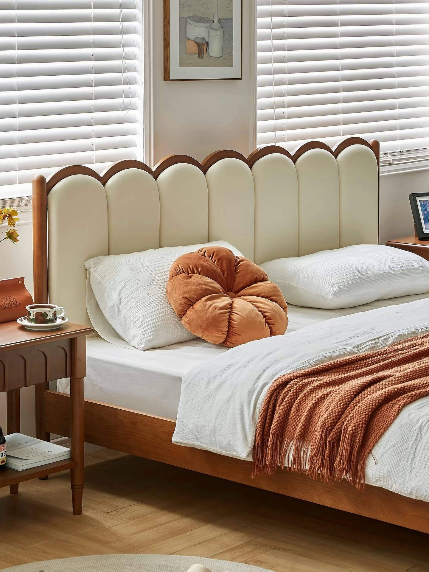 Elegant Vintage Bedroom: Who Can Resist Such a Beautiful Petal Bed?