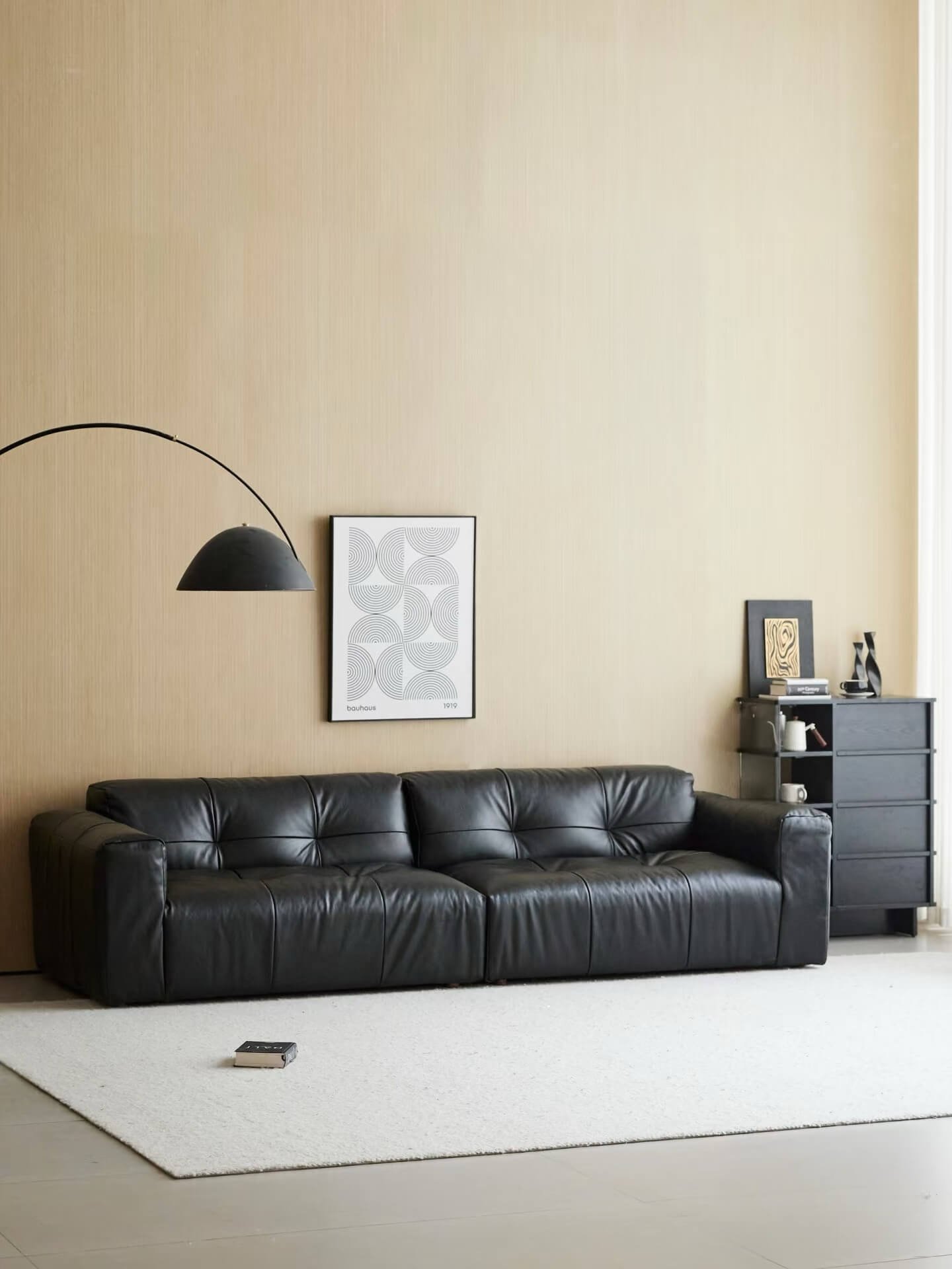 The Black Leather Sofa: The Eye-Catching “King” of the Living Room
