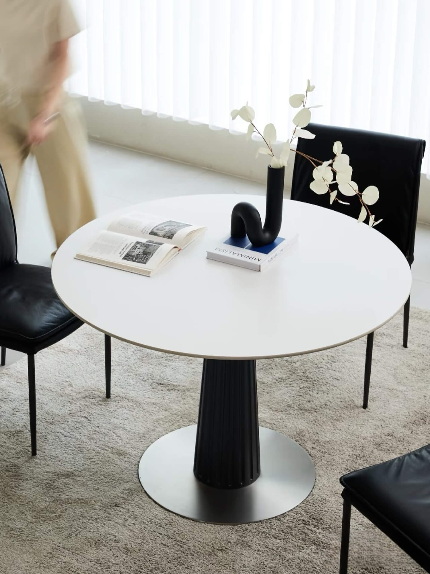 The Charm of the Round Table: Simple, Versatile, and Warm