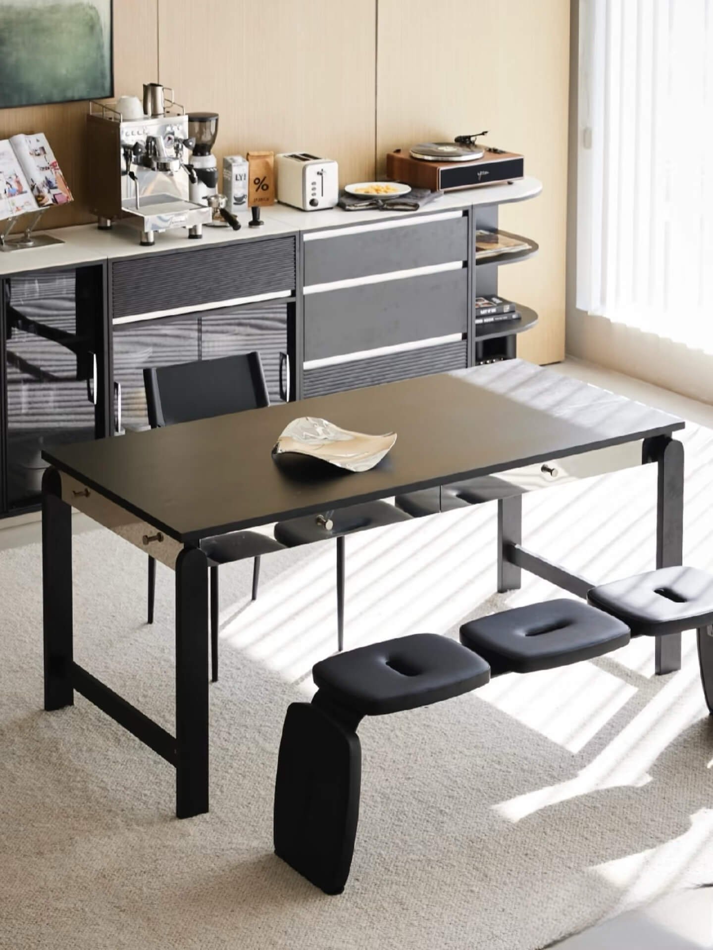 A Stainless Steel Mirror-Effect Dining Table: The Perfect Blend of Style and Functionality