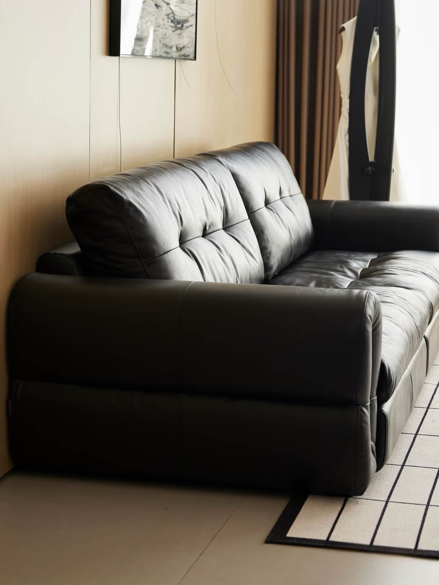 If I were to decorate all over again, I would still hand the spotlight to the black leather sofa—