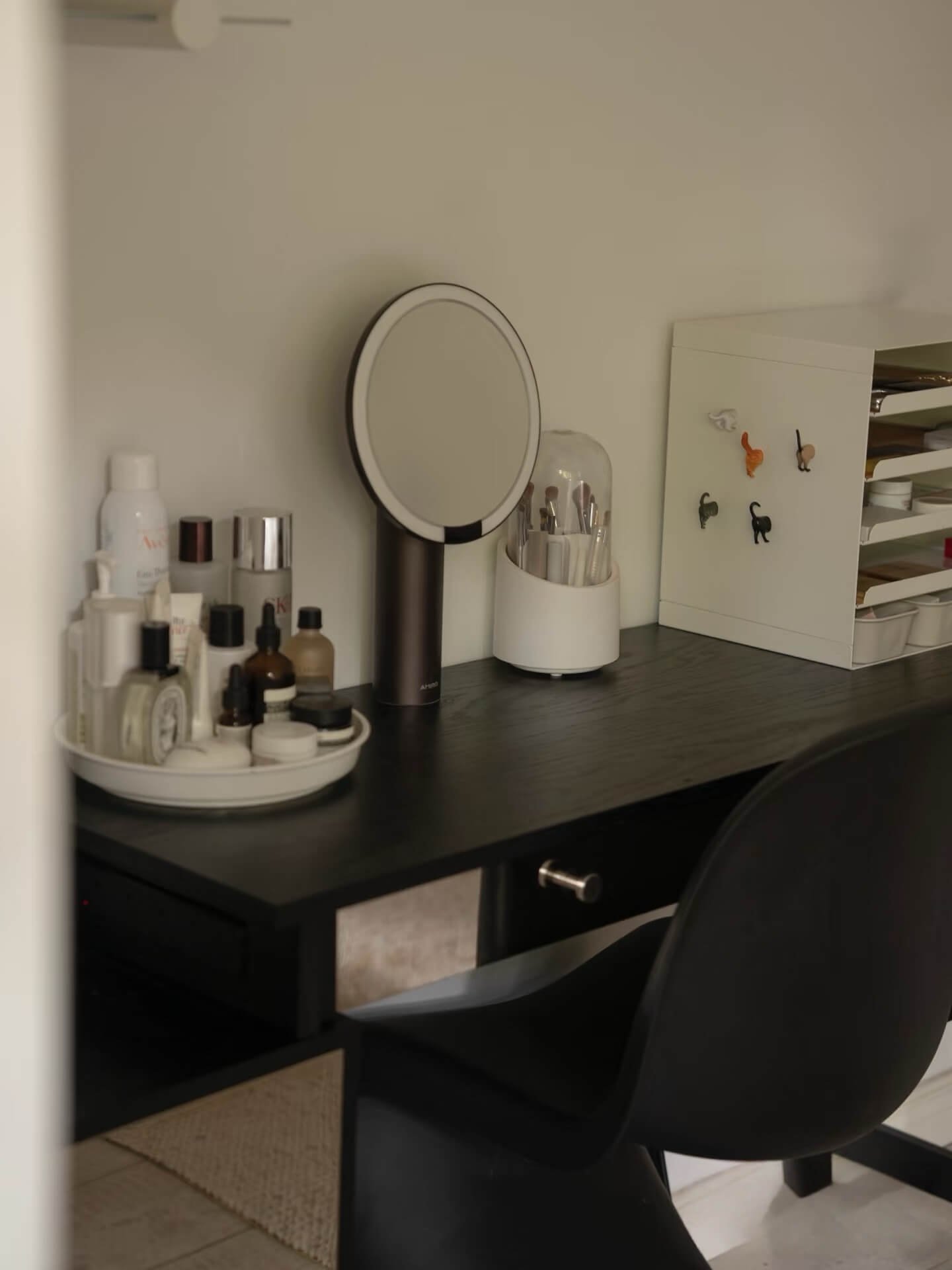 The Perfect Encounter of Minimalist Aesthetics: Panton Chair and Dressing Table