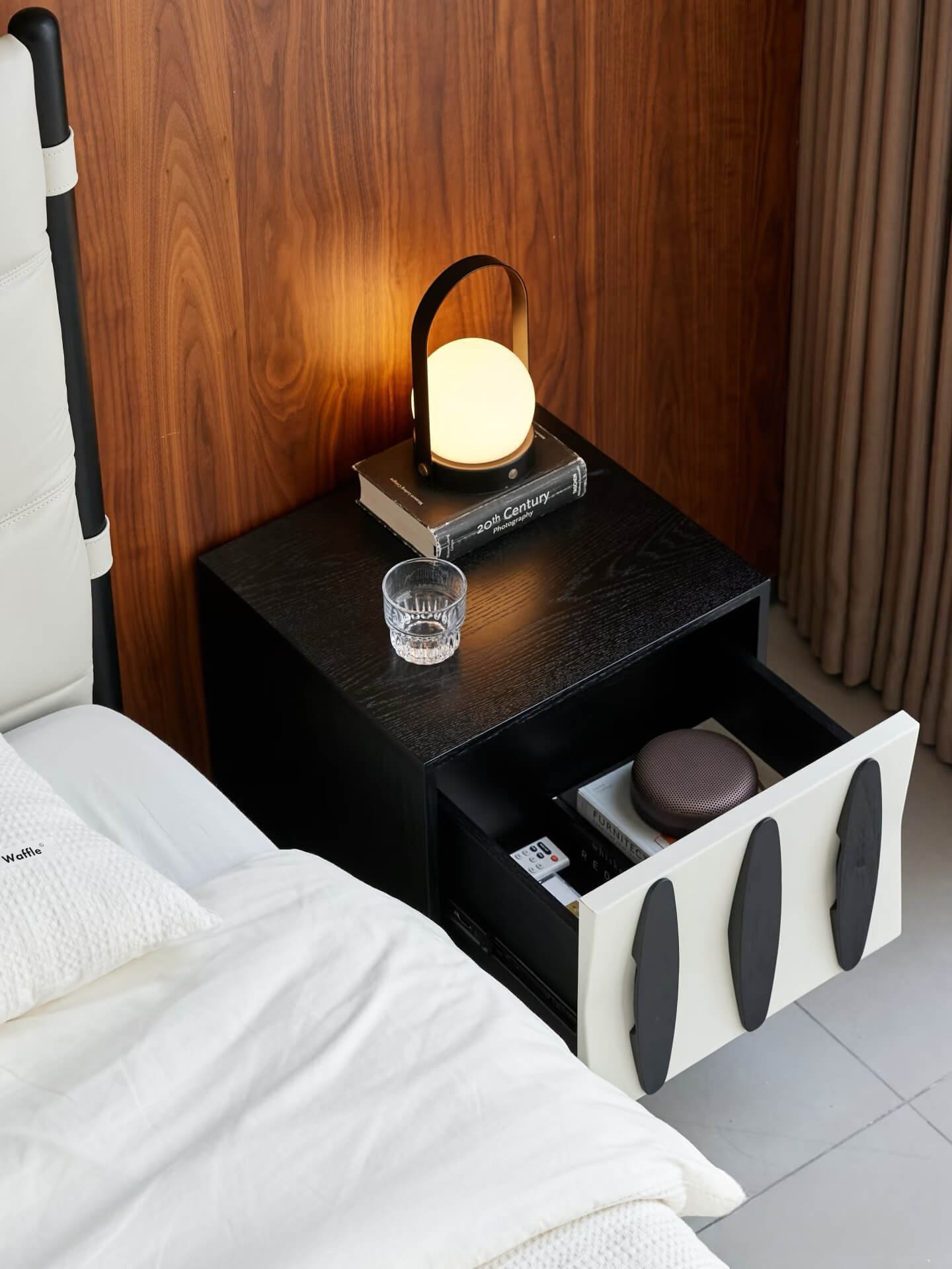 The Li Chuan Nightstand: A Masterpiece of Modern Elegance and Luxury