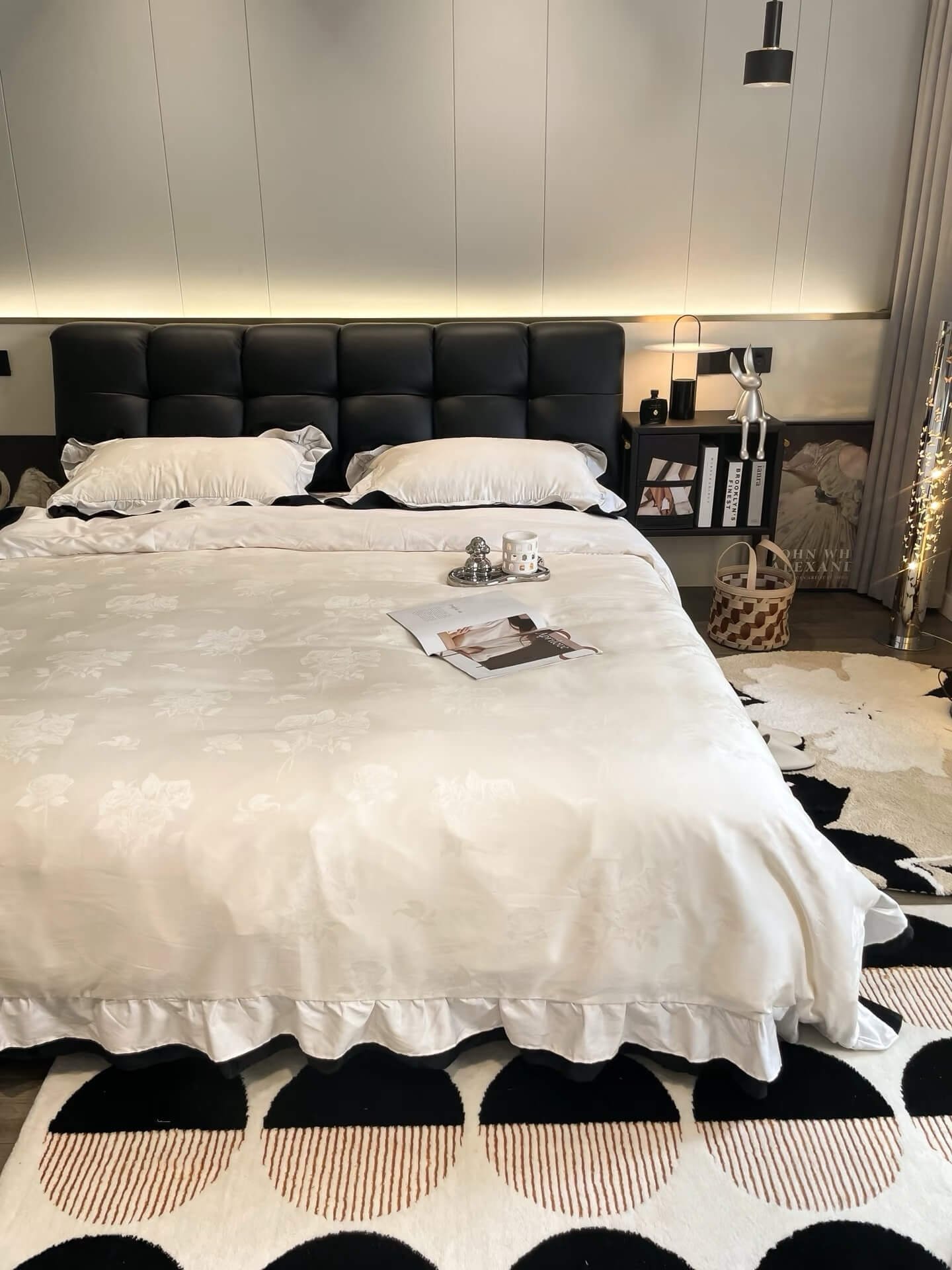 The Secret to a Romantic Small Bedroom: The Charm of a Black Storage Bed