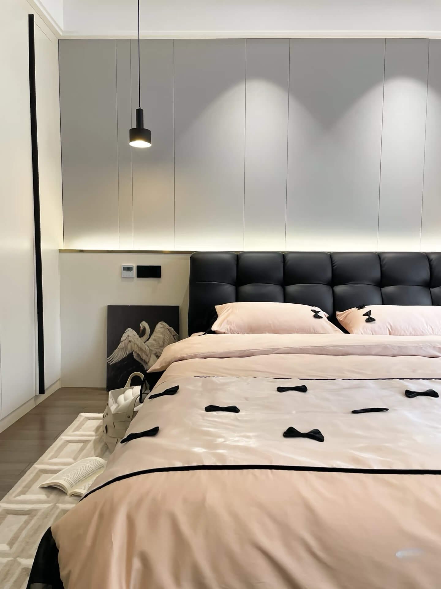 Stop Blacklisting the Black Leather Bed: A 16 m² Master-Bedroom “Sleep-Vibe” Makeover
