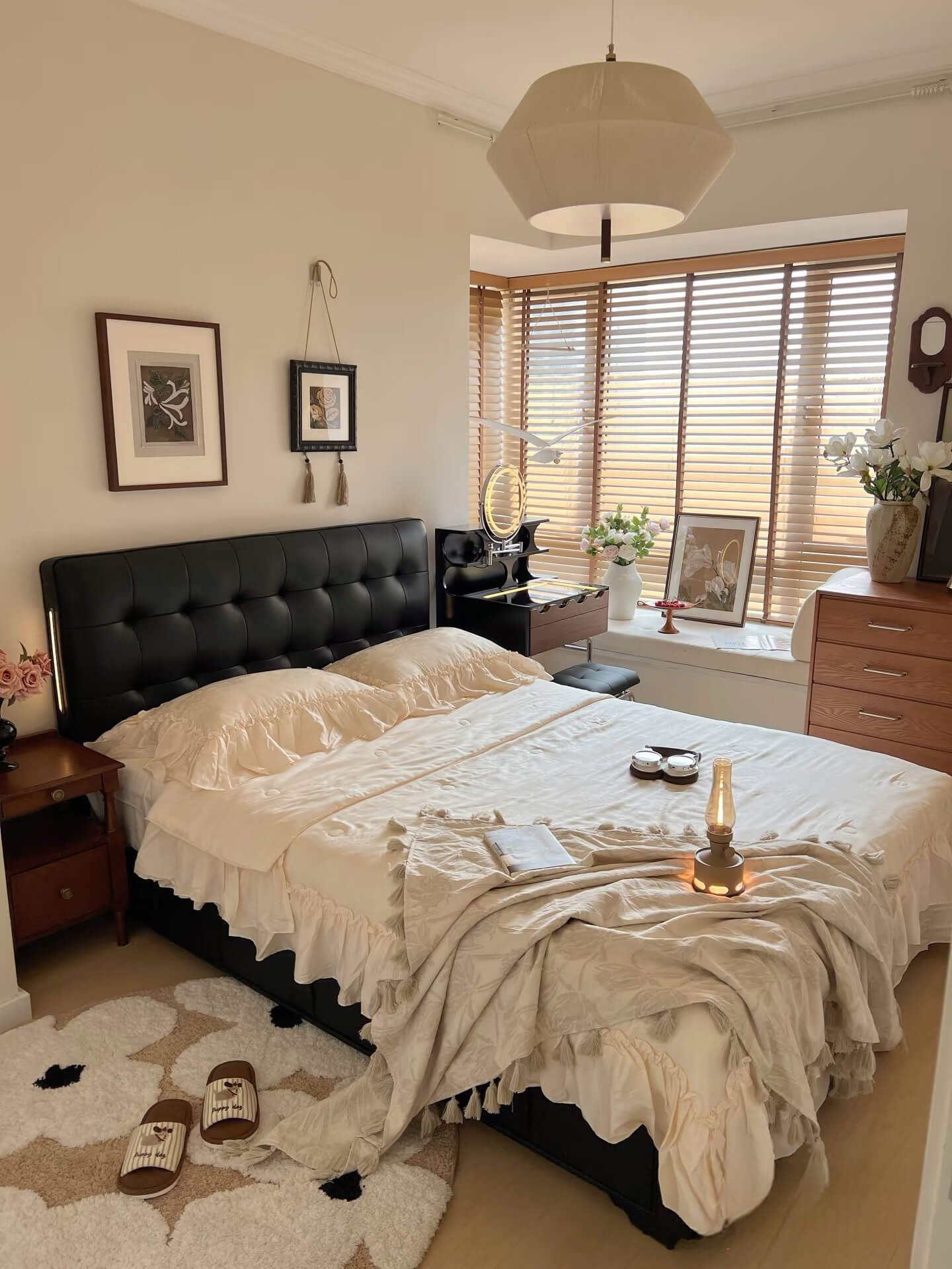 Small-Space Savior: How the Upgraded Waffle-Weave Storage Bed Elegantly “Steals” an Extra 3 m² of Closet Space