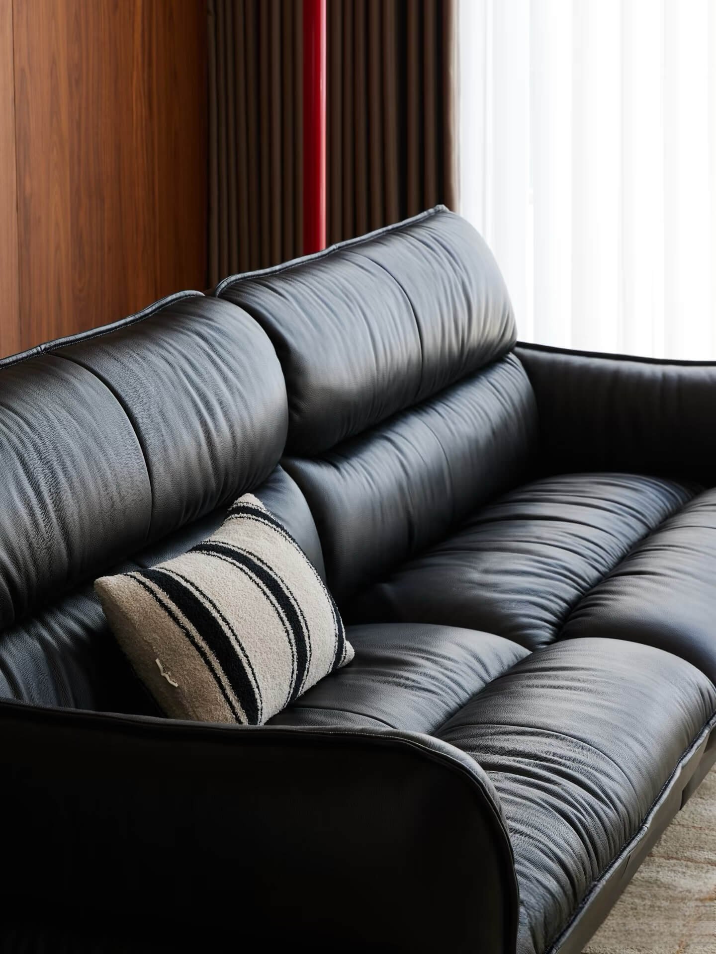 Pompadour Sofa—Where Contradiction Becomes Poetry